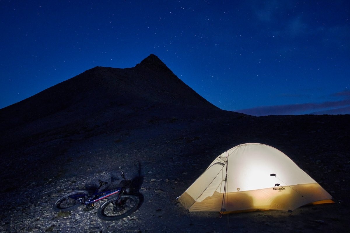 Magnifique place de bivouac, au pied de la Cime Nègre, sur une plateforme composée de \