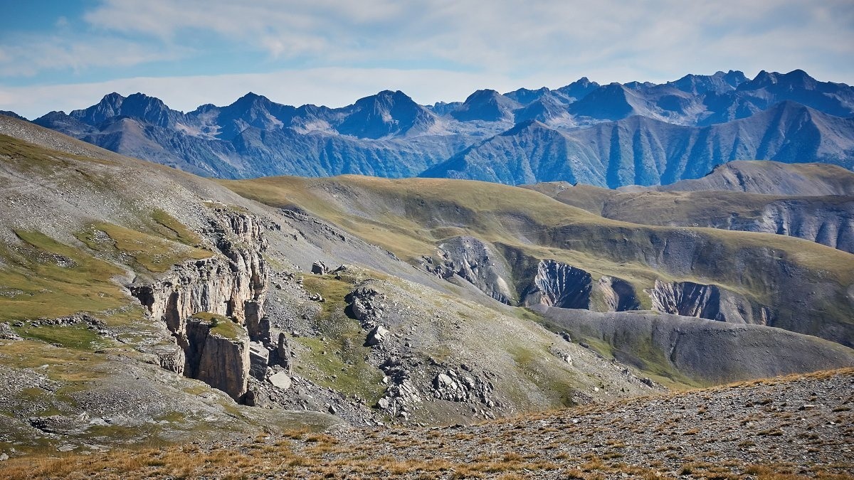 Depuis le Démant : au premier plan le Mercantour sédimentaire et en arrière-plan la chaine frontalière composé de roches \