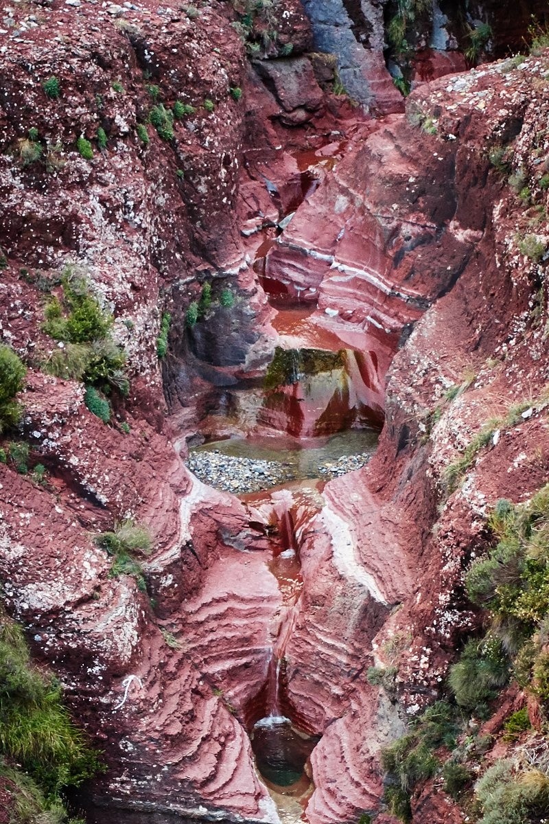 Un petit canyon (a priori équipé en monopoint) dans les pélites avant de rejoindre le col de Challas)