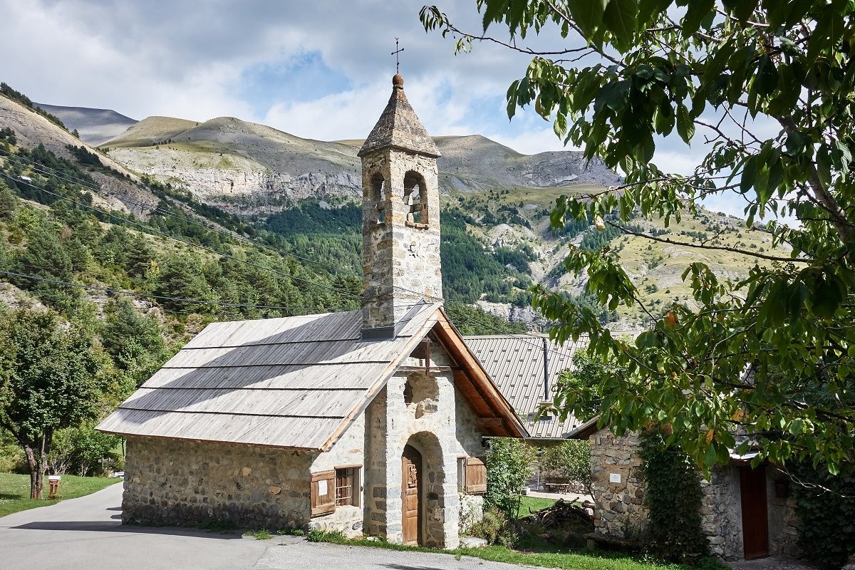 La chapelle de la Baumette, au-dessus du magnifique village de Péone.