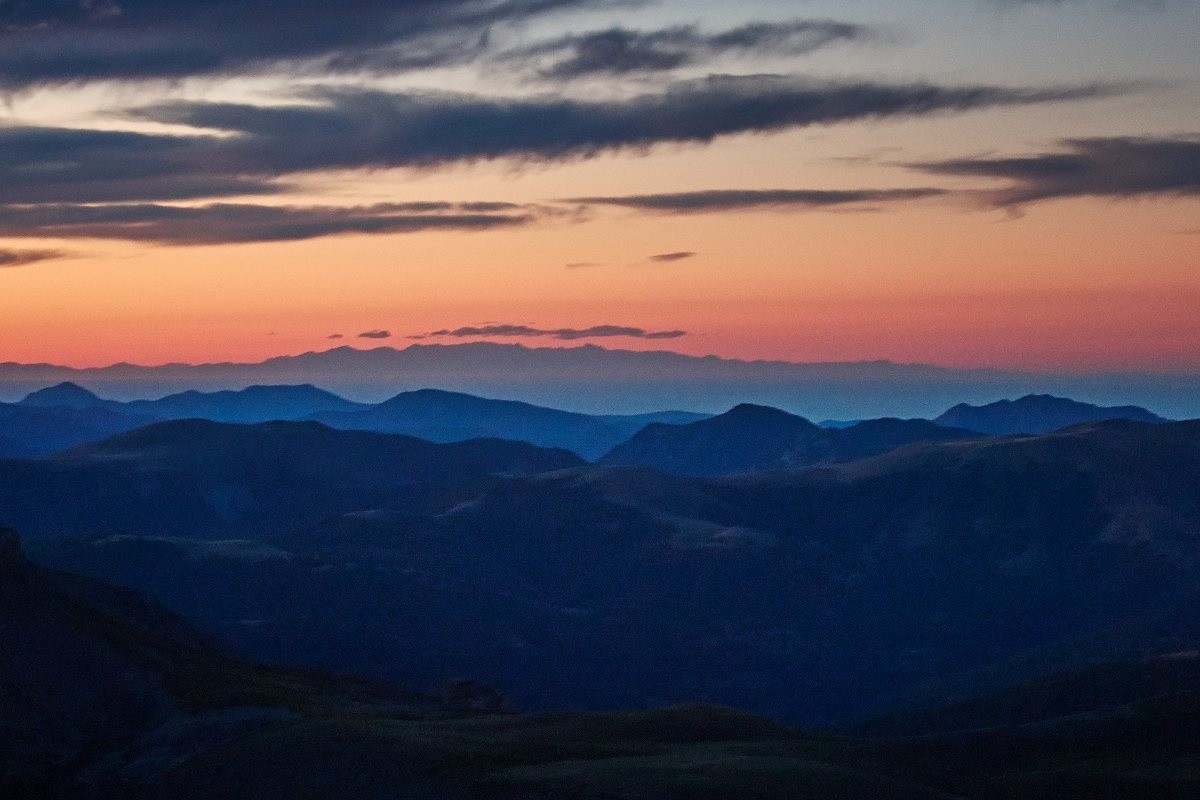 L'avantage des nuits à -10°C, c'est que la visibilité est meilleure qu'en période de canicule. Avec le petit zoom x3 de mon APN, je vois les montagnes corses comme si elles étaient à côté !