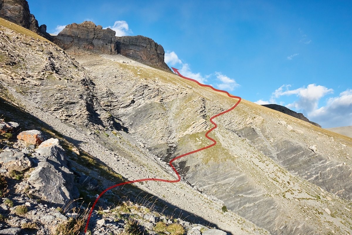 Accès (par le sud) à la barre sommitale défendant la crête de la Cime Nègre.