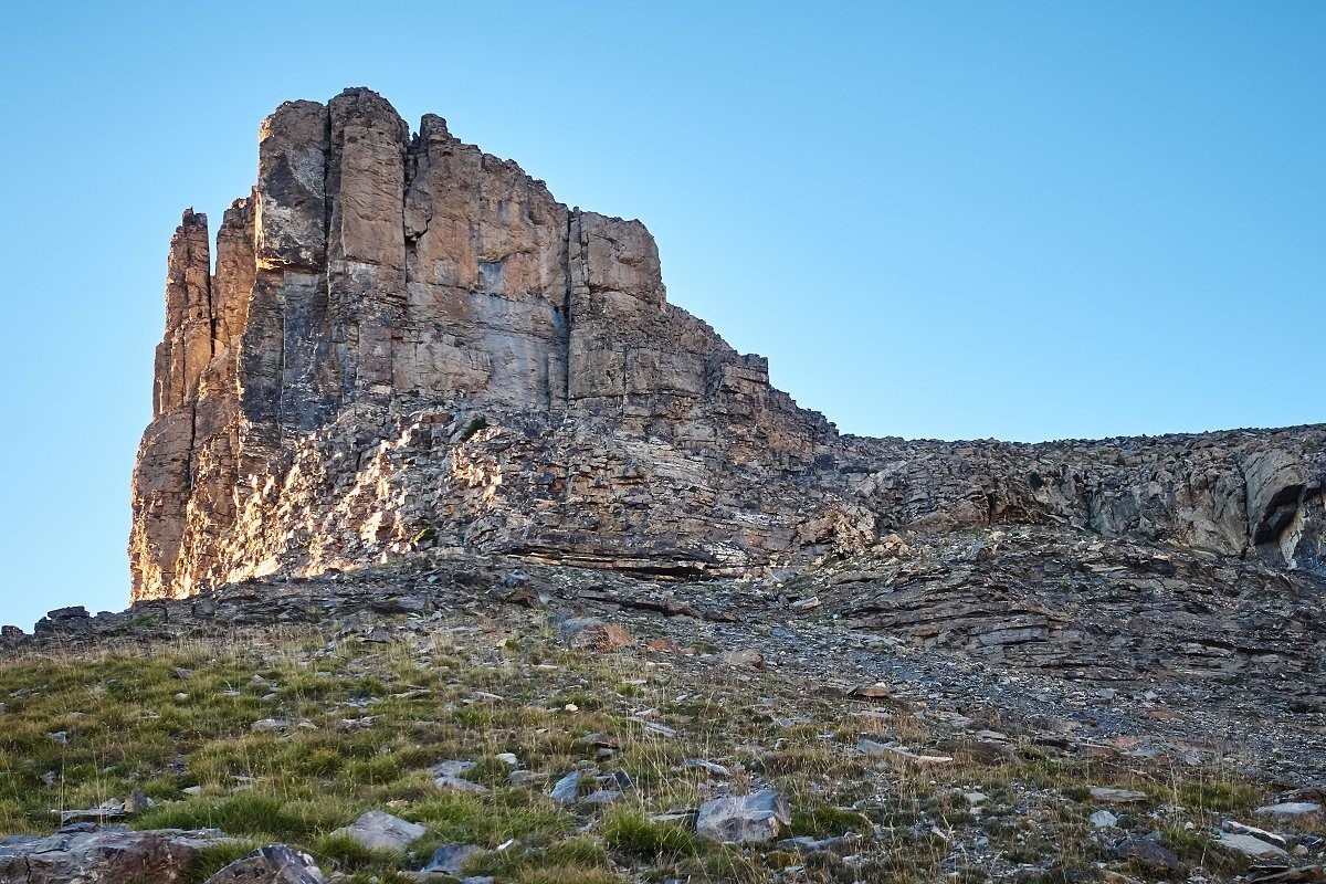 A droite du rognon rocheux, le passage d'escalade pour rejoindre la crête de la Cime Nègre.