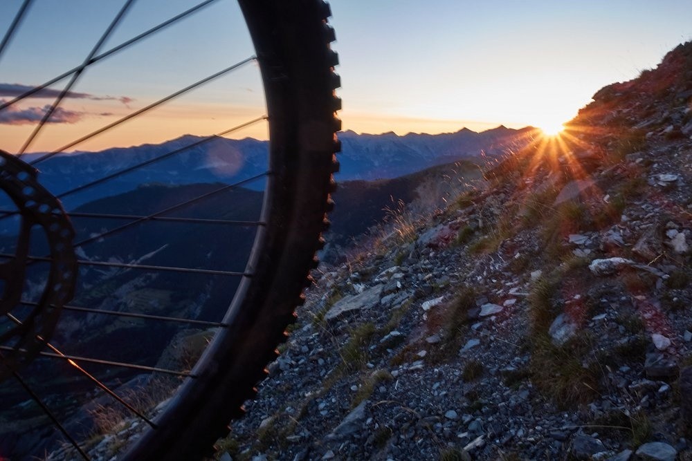 r exempleLe soleil se couche et moi je ne suis pas encore couché : il me reste le crux pour rejoindre la crête de la Cime Nègre, avec un court passage d'escalade malcommode avec le vélo sur le dos... 