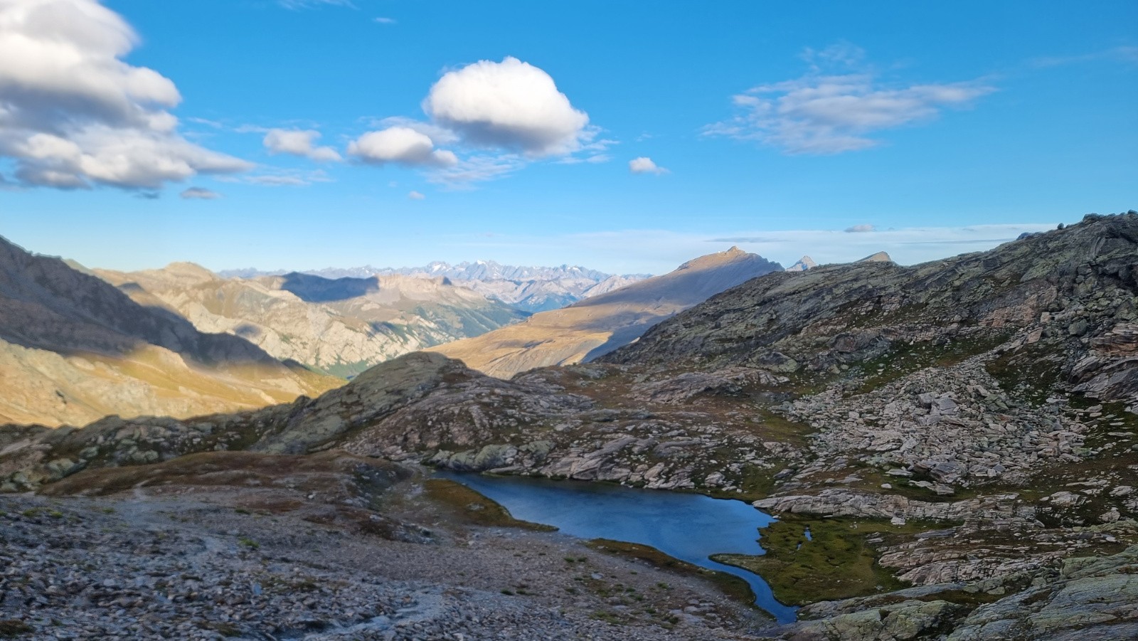 Lac et refuge de la Blanche dans l'ombre matinale