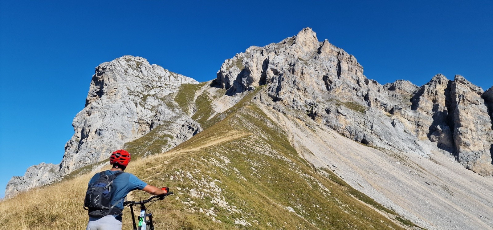 La crête qui se poursuit sur la \