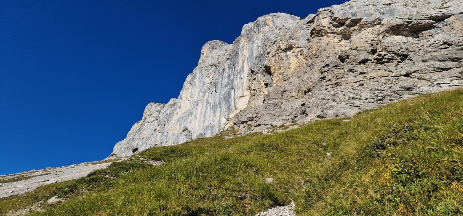  entre le bouton et la crête, sous les falaises