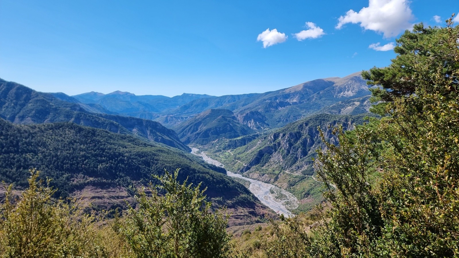 Le Var lézarde dans le fond de la vallée 