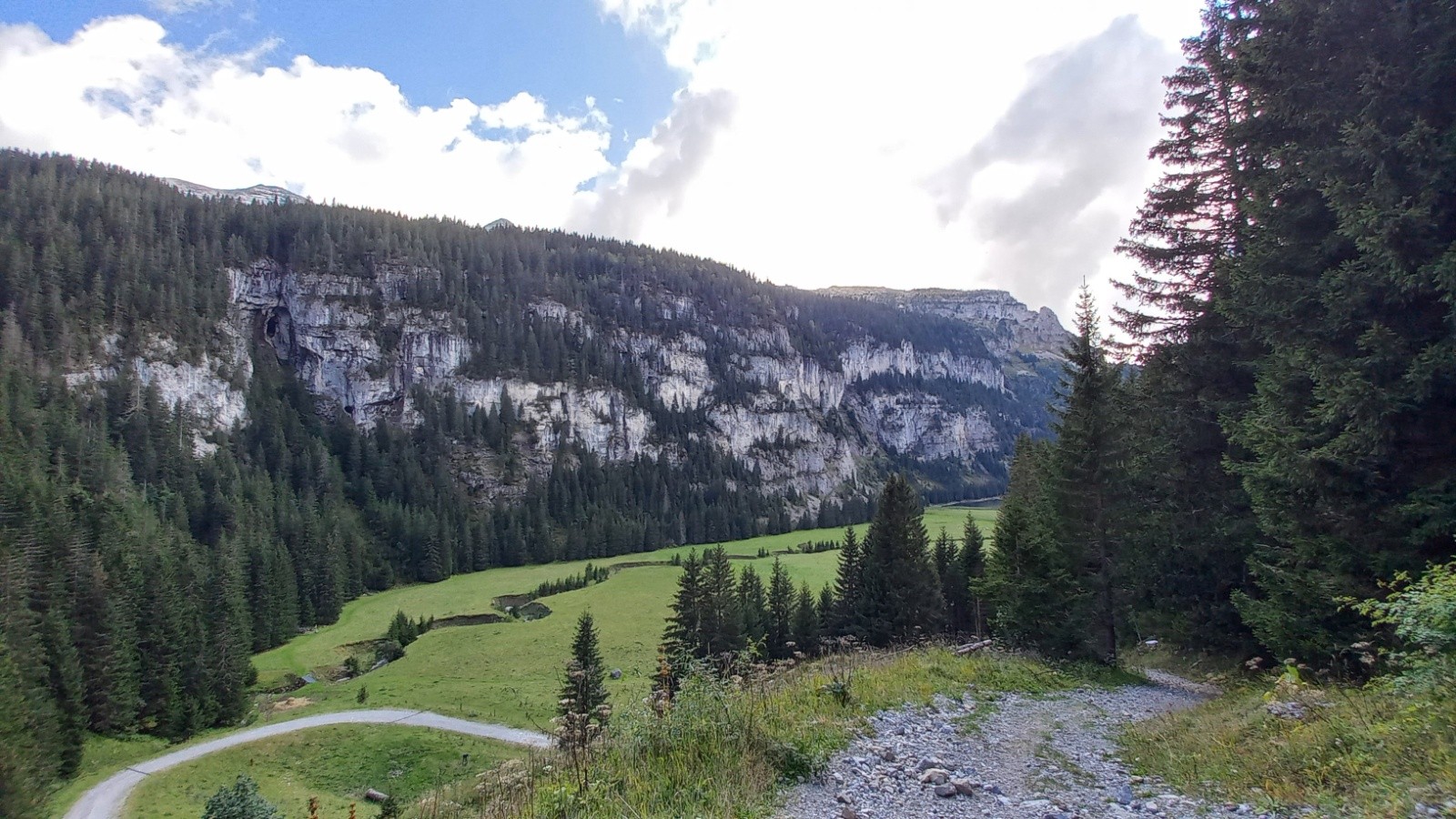 Descente vers le lac de Flaine