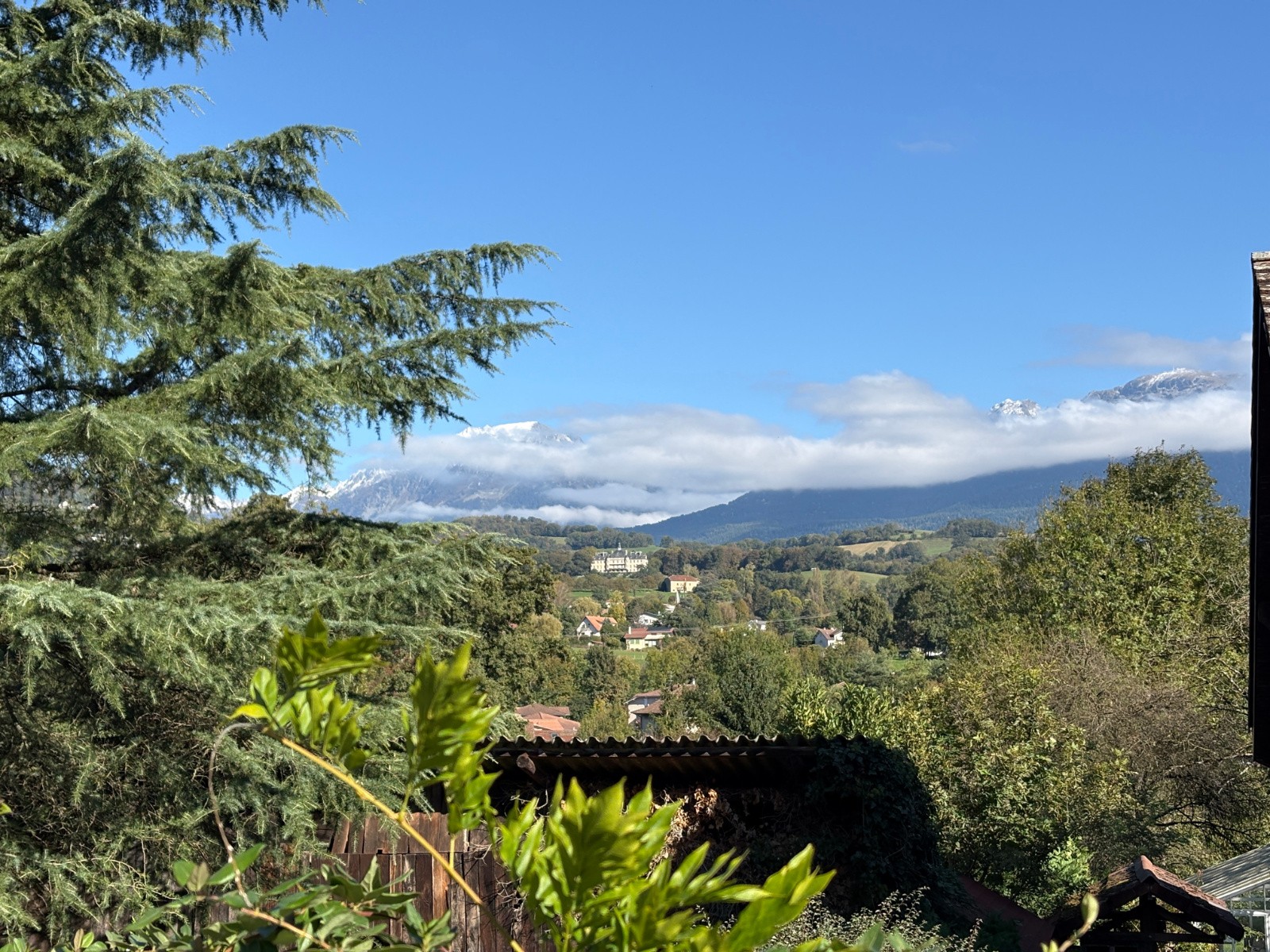 Le château d'Herbeys devant le Grand Colon ...