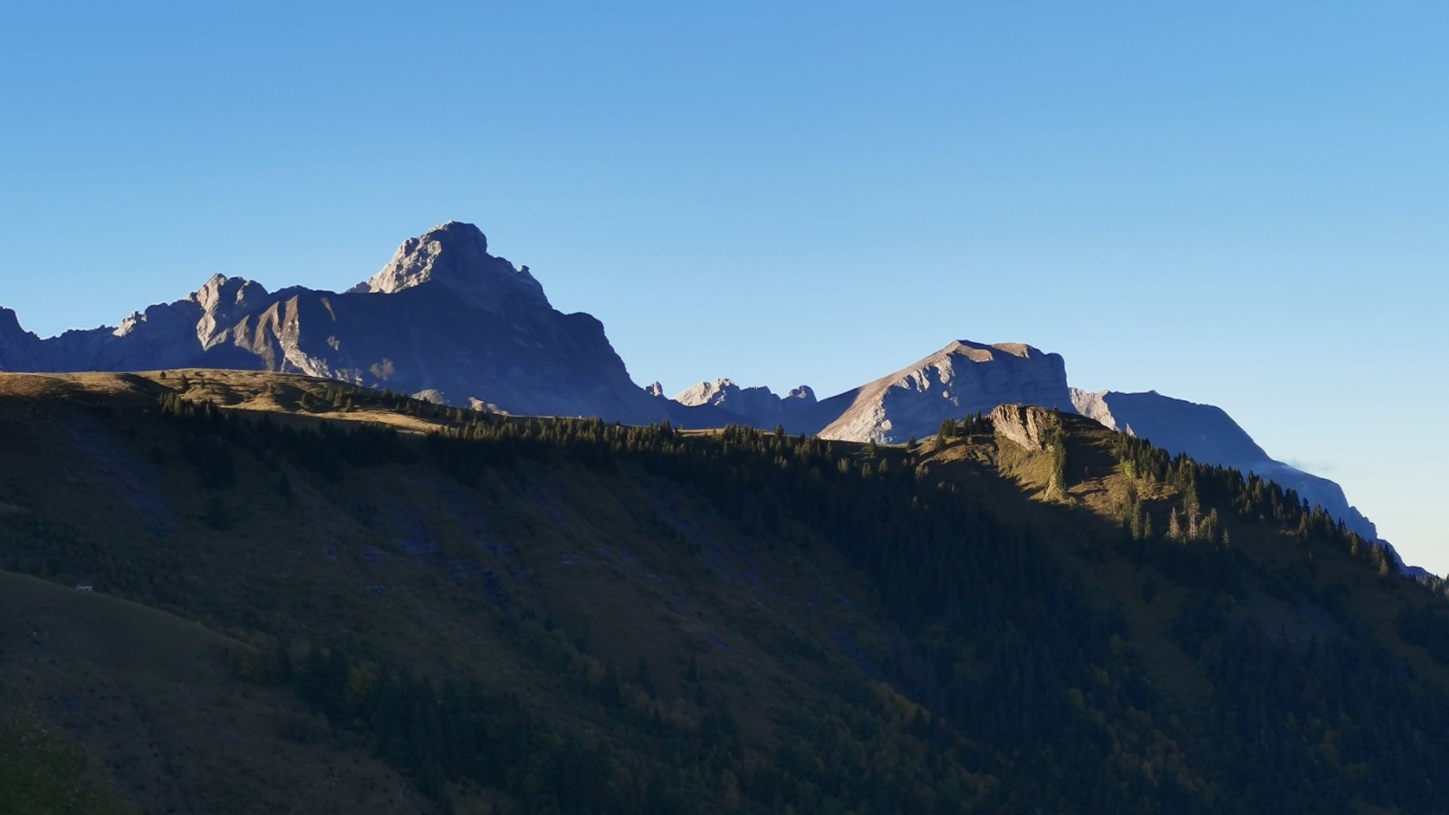 La belle lumière sur les Aravis