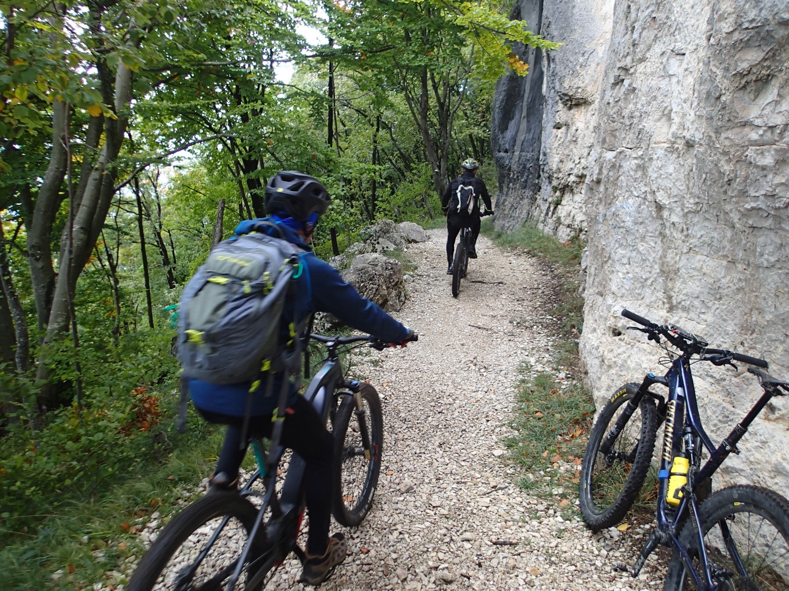 En direction de la Chambotte le long de la falaise...