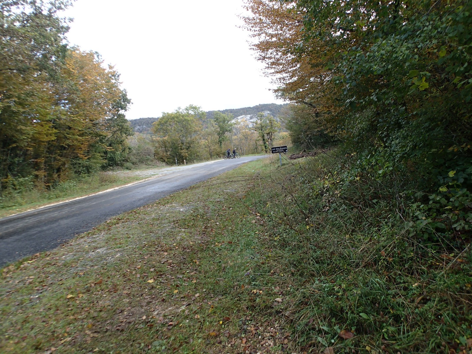 Col des Fosses, on prend la route pour accélérer un peu vu l'état de la roue avant de Gérard !