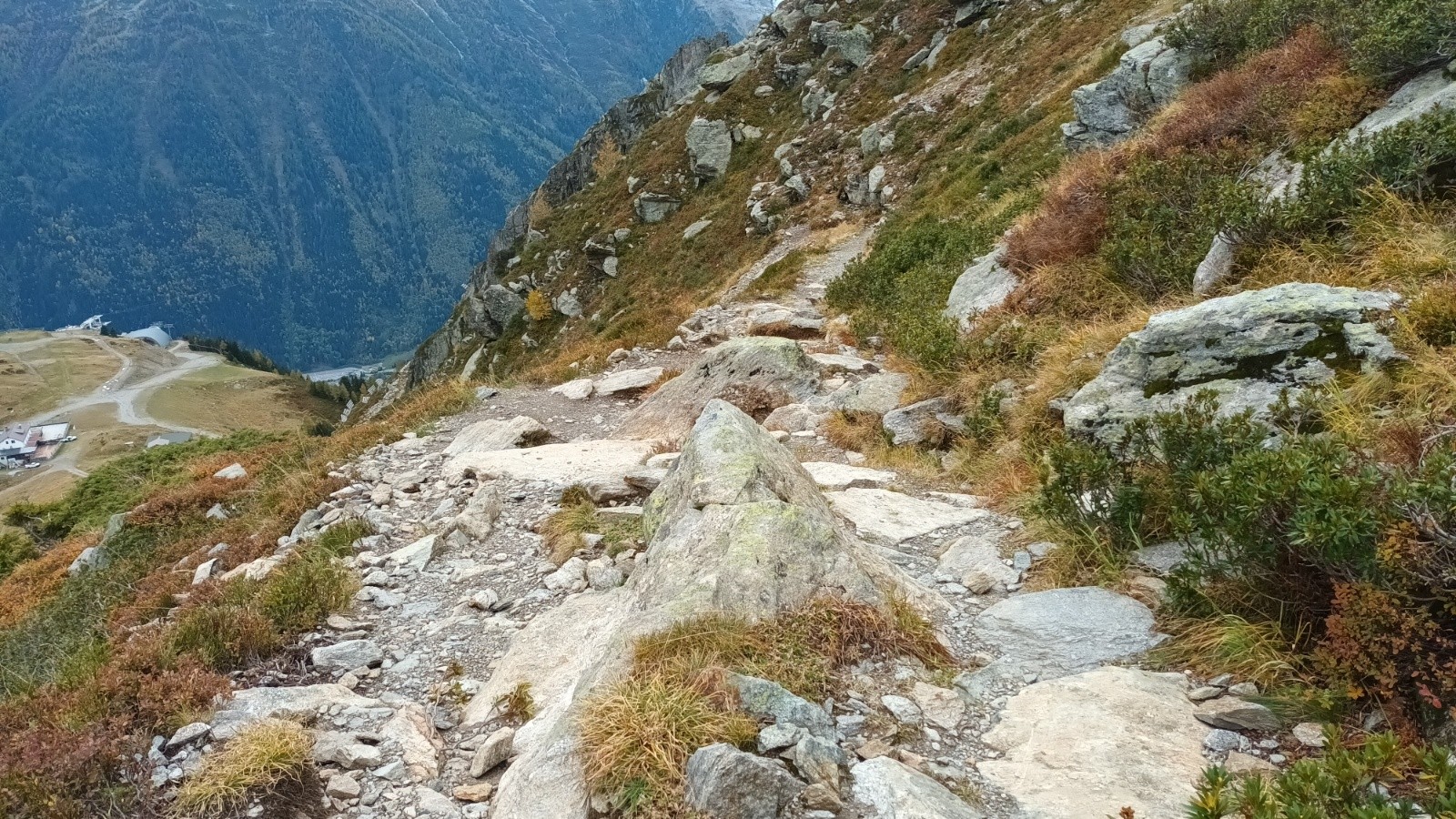 Descente avec des portions difficiles et des passages (NR).