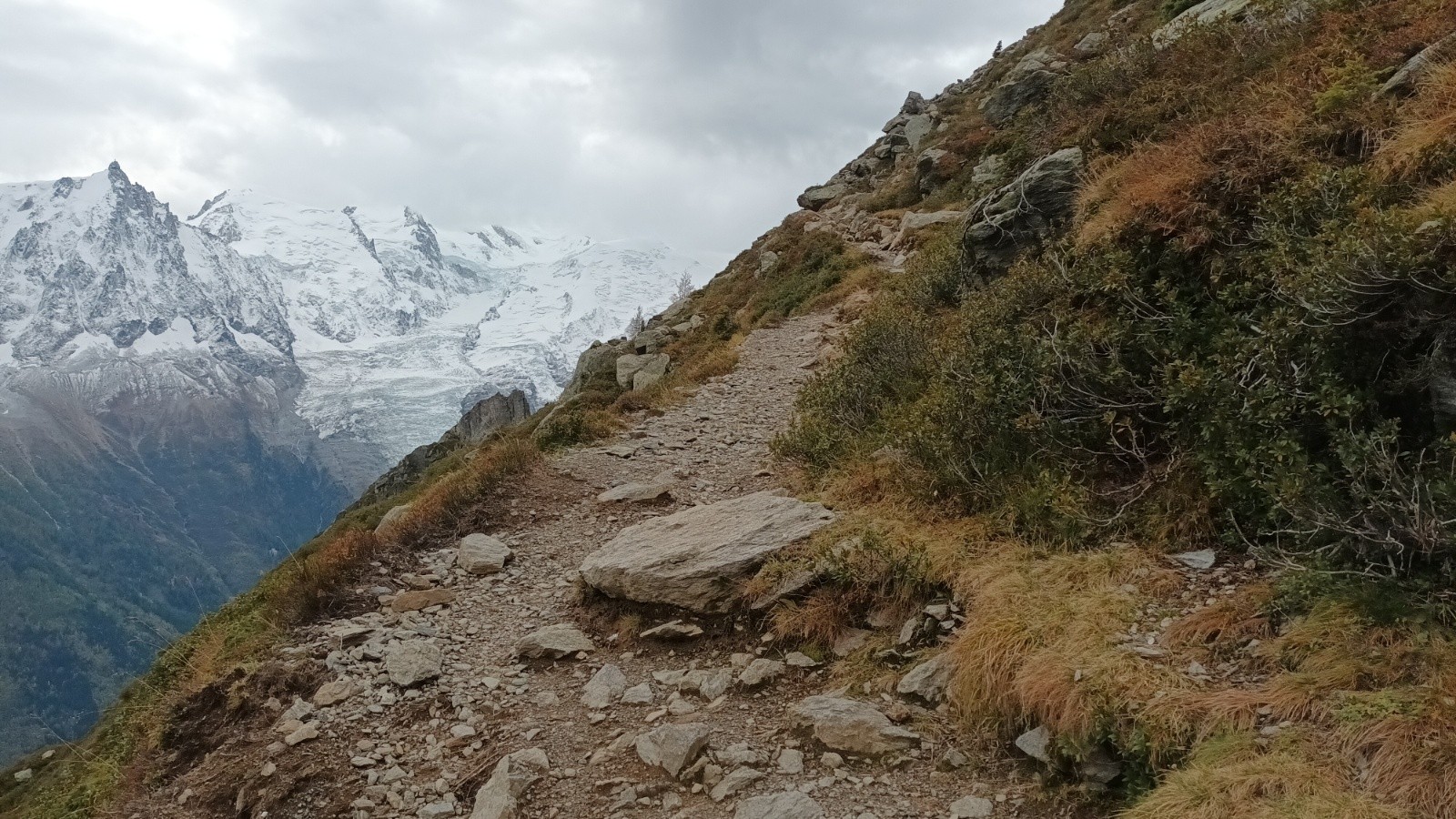 C’est un sentier large mais il faut garder une marge de sécurité. 