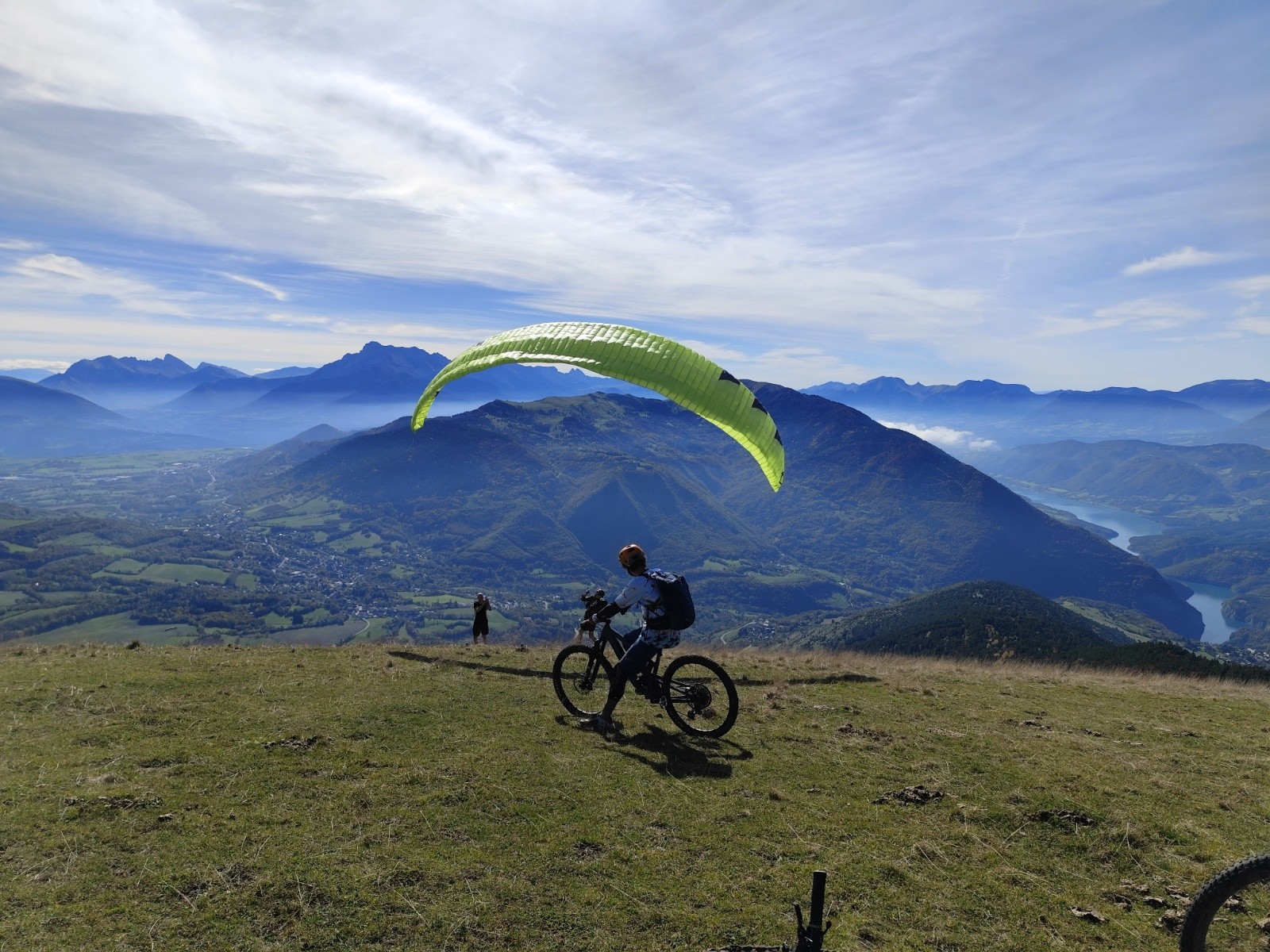 Attention Bertrand va décoller en vtt parapente ! 