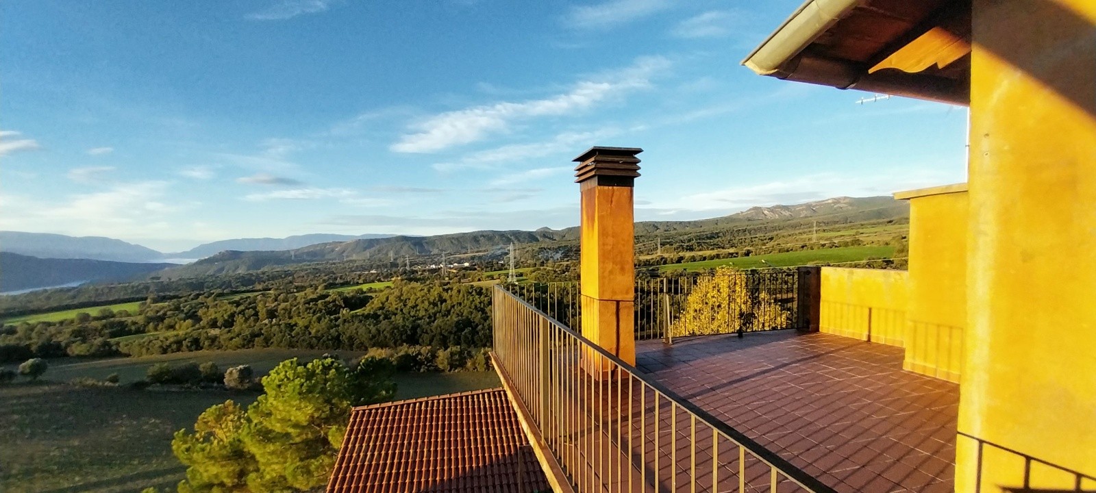 La terrasse du gîte, soleil du matin au soir !