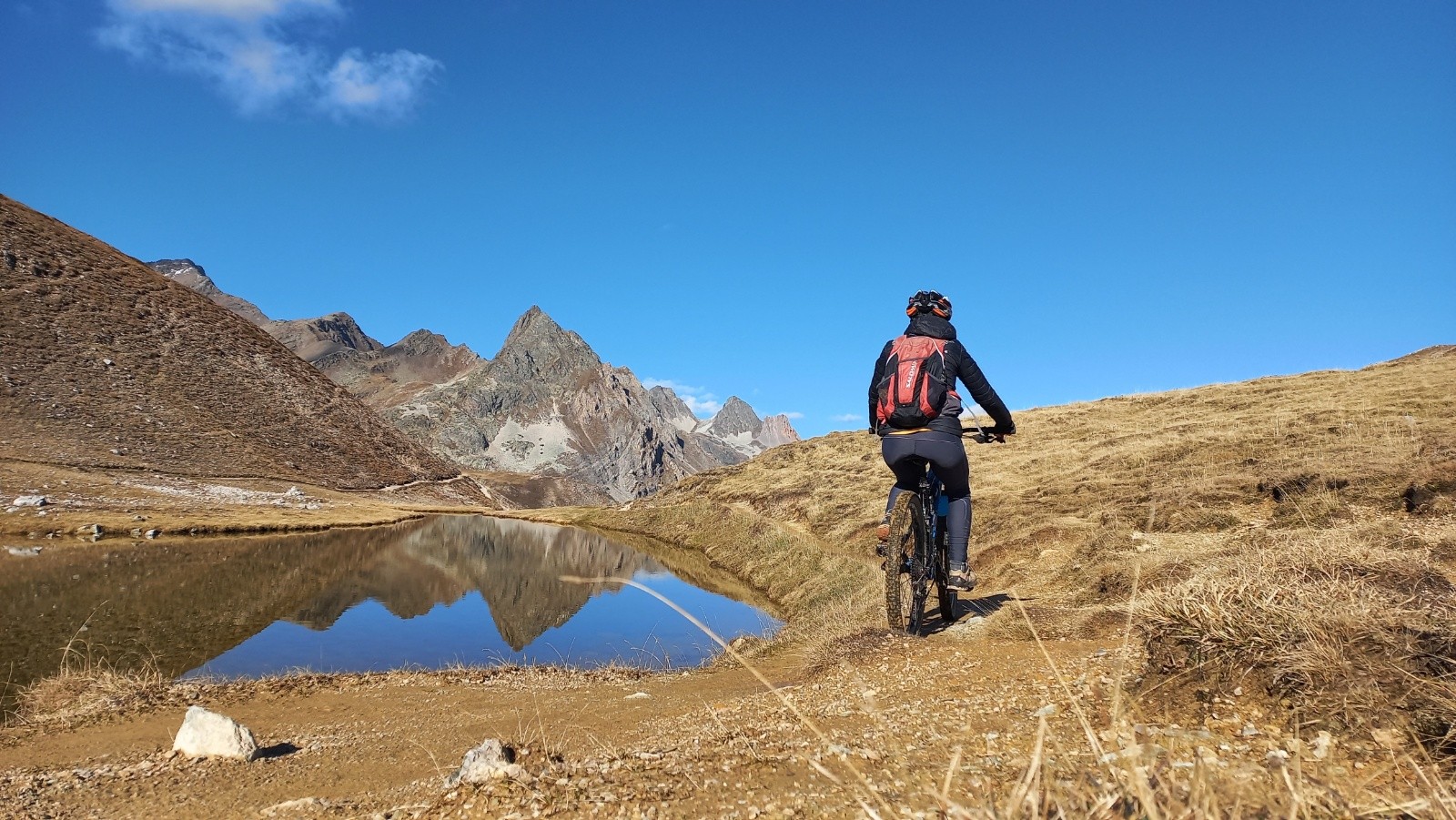 Au col de la vallée étroite