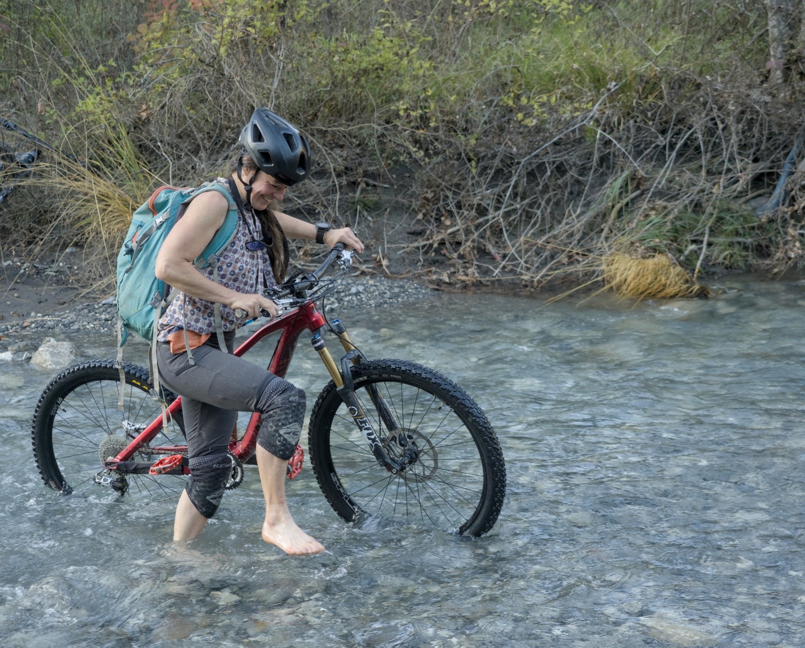 Traversée de rivière bien tonique pour Stéphanie l'aventurière 