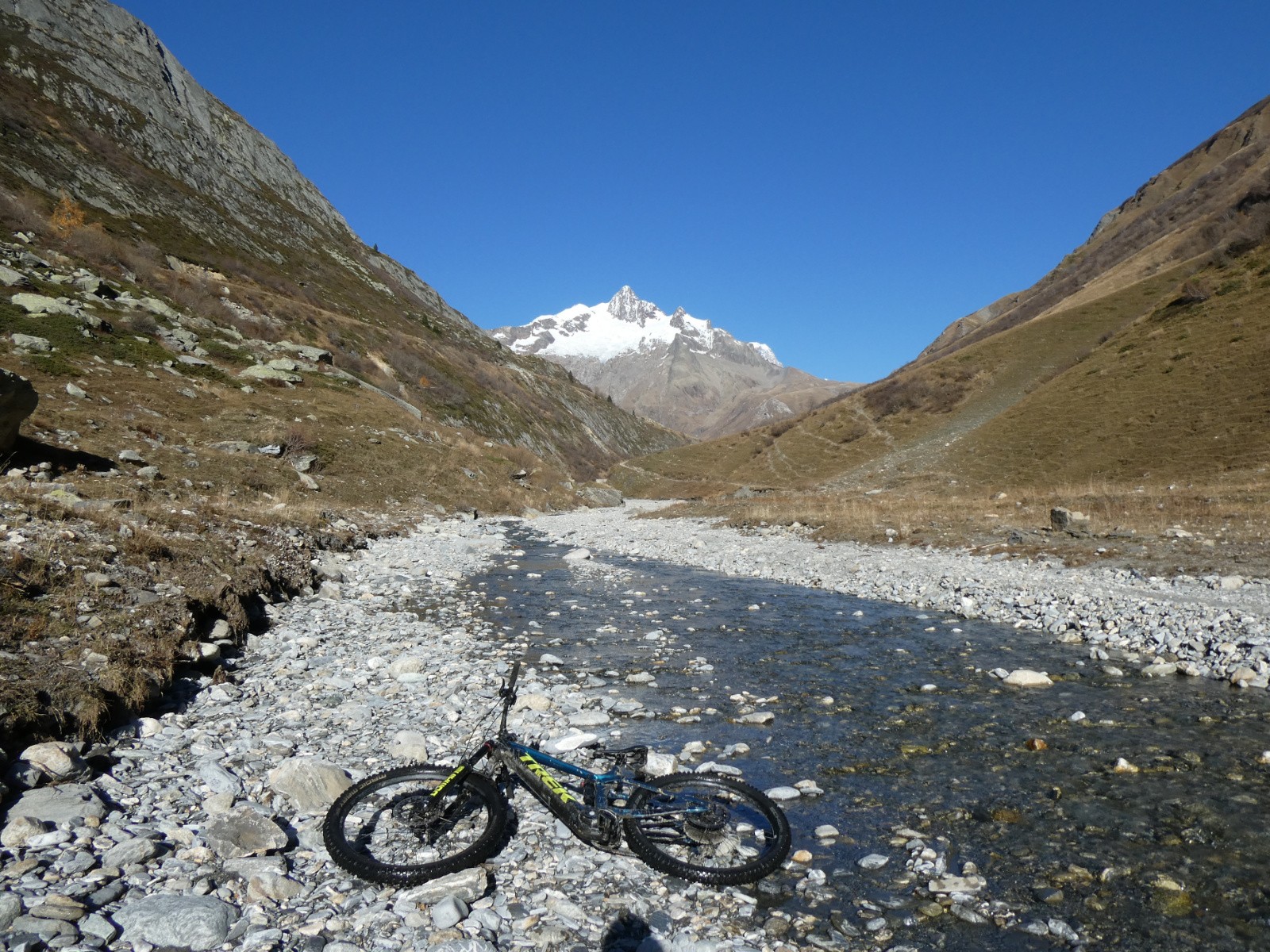 Gué sous le barrage de Séloge