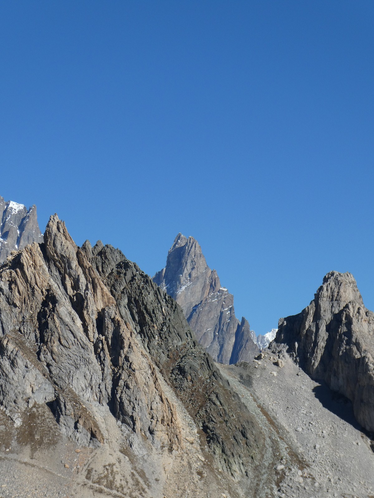 La Noire de Peuterey entre les pyramides calcaire