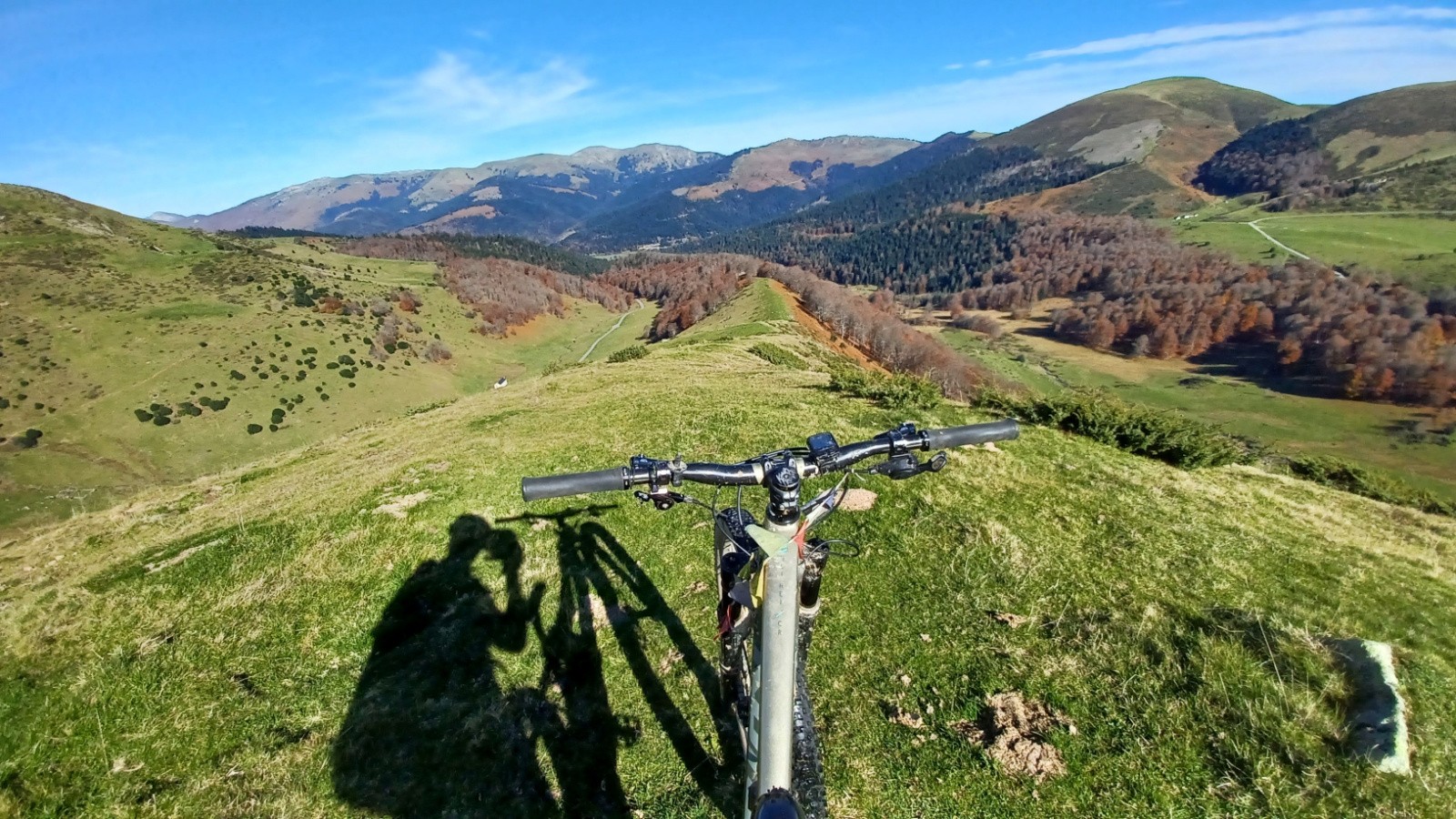 #6 Du même endroit: encore un peu d Du même endroit: encore un peu d'ancienne moraine à descendre sur gazon.