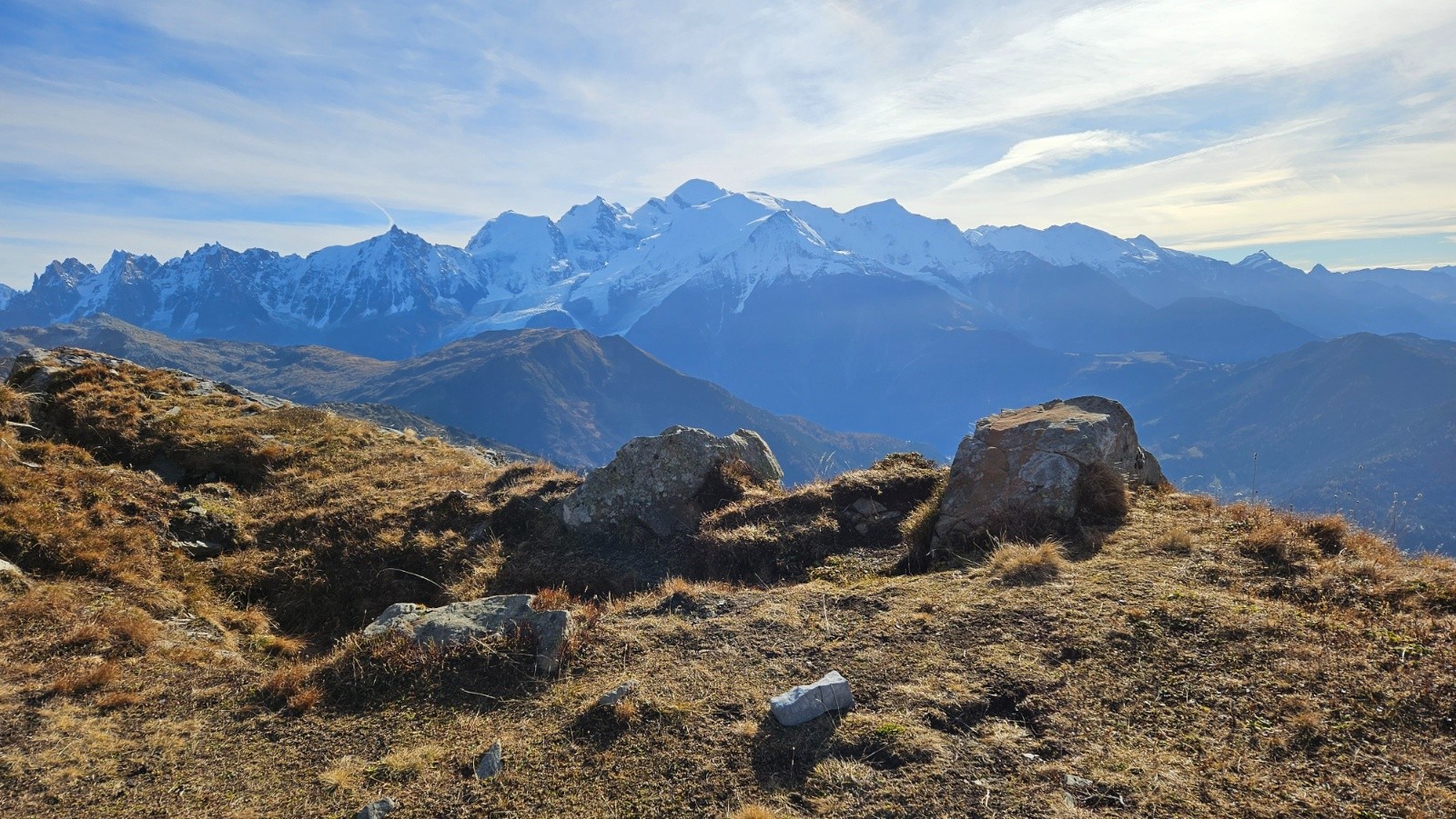 Attention à cet endroit le sentier est proche de la falaise.