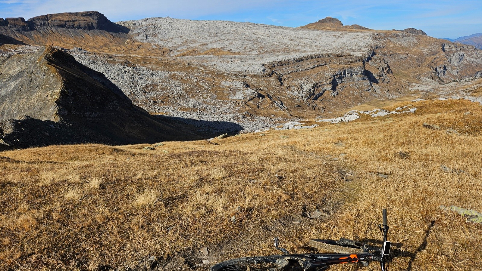 Aperçu du sentier de la Frête Basse, avec vue sur les grandes
Platières.