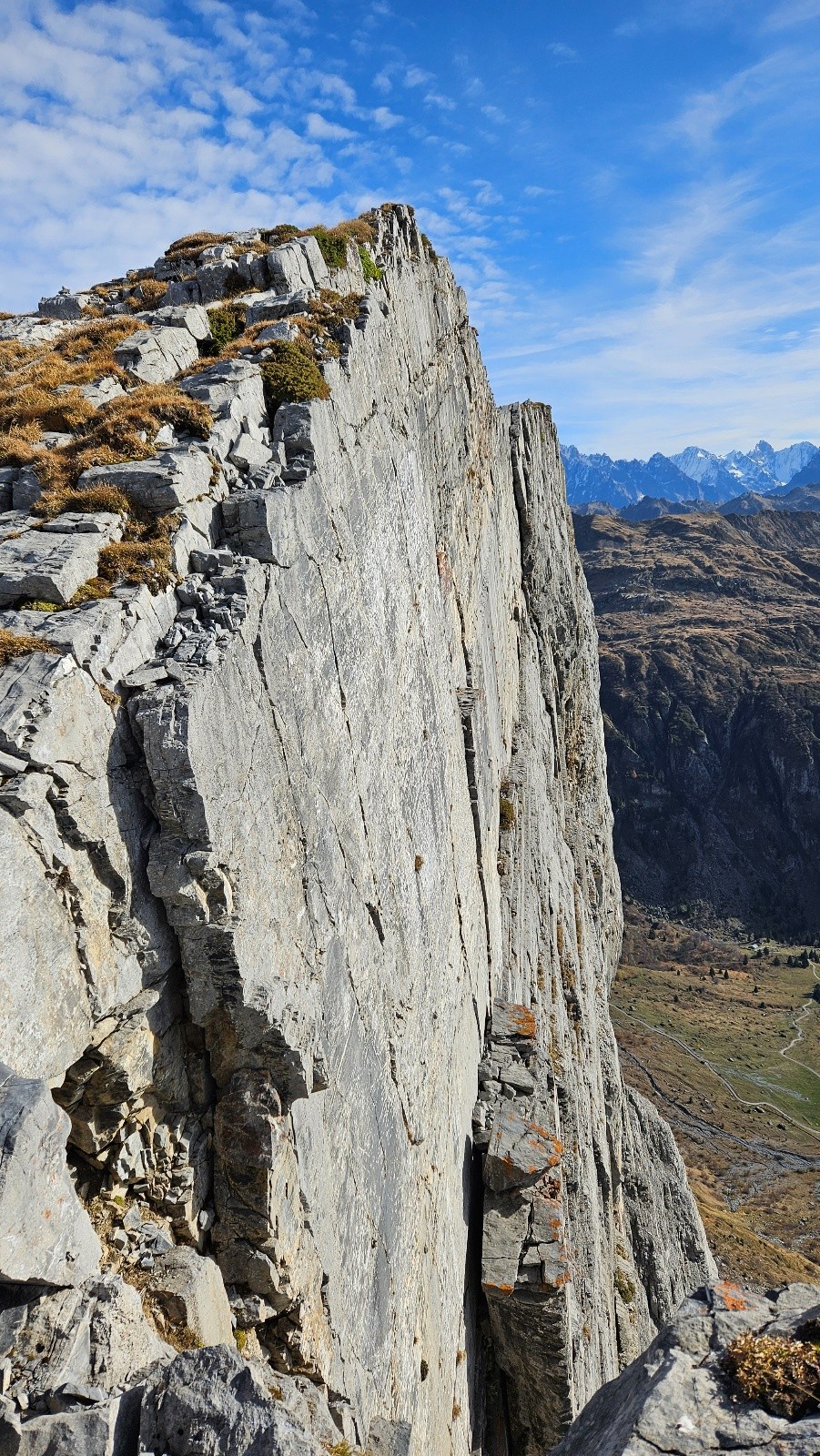 Falaise au niveau des lapiaz.