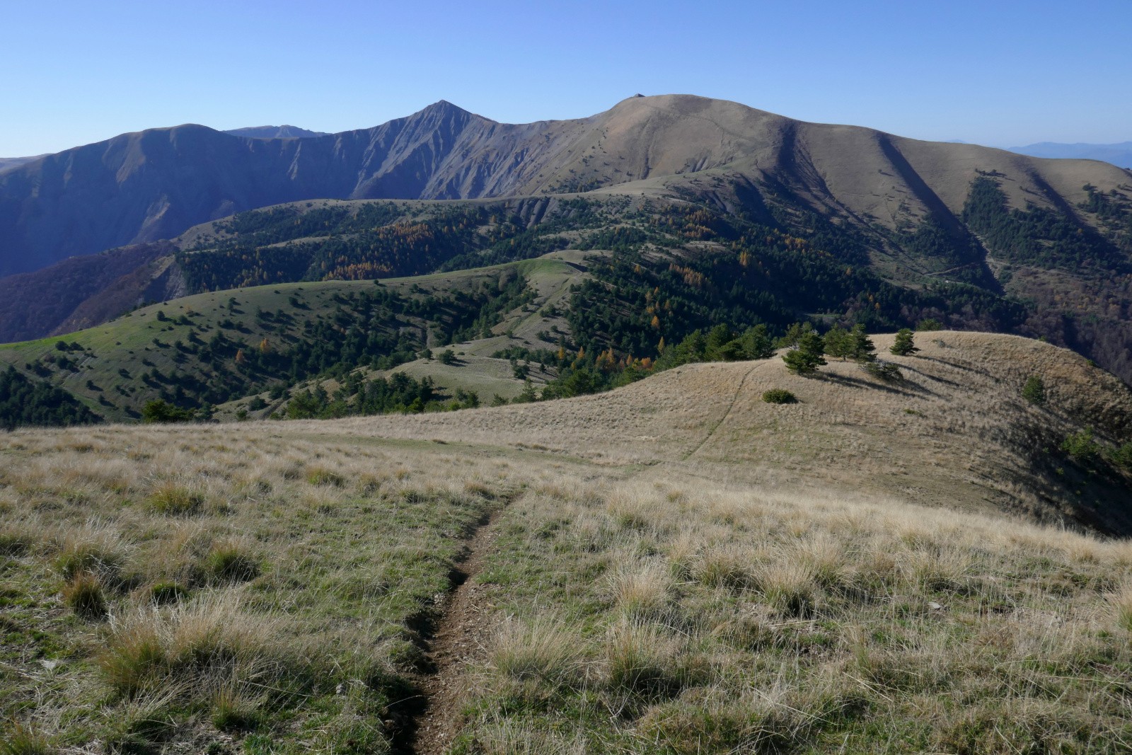 Toujours sur les Crêtes de Val Haut; l'objectif (l'Oratoire) se rapproche ! 