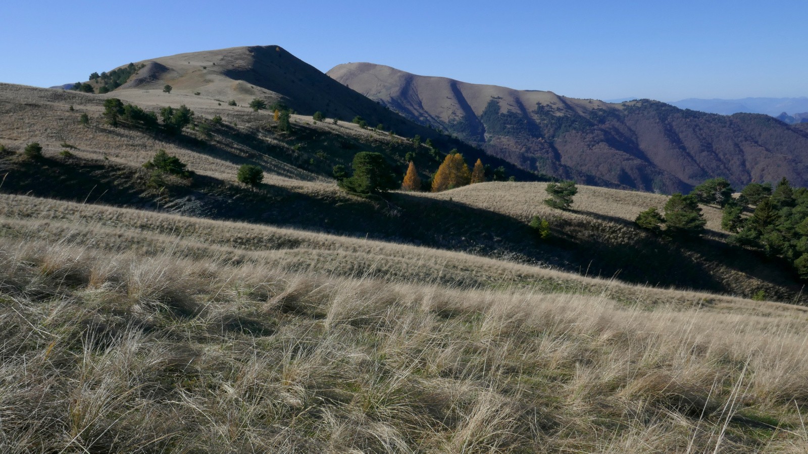 En approche des Crêtes de Val Haut.  L'oratoire en second plan.