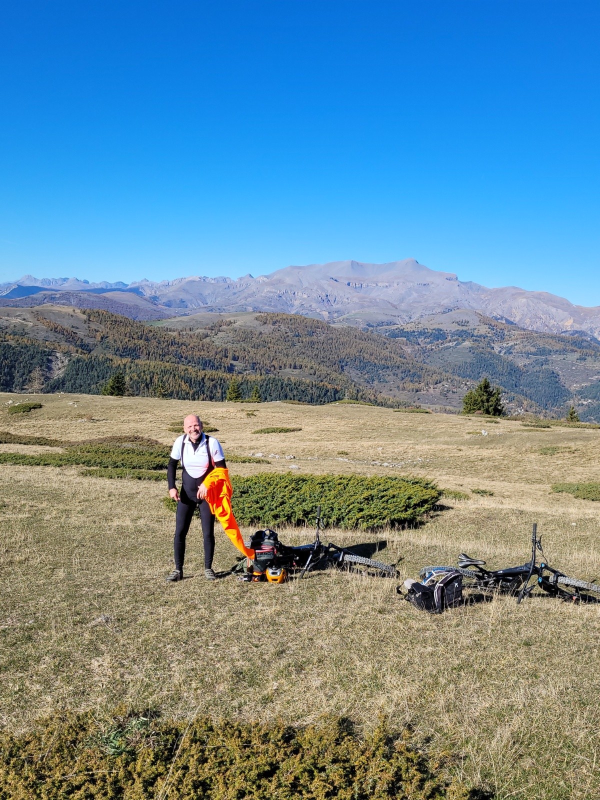 Colline des Mélèzes pour la casse croûte. Mounier au fond