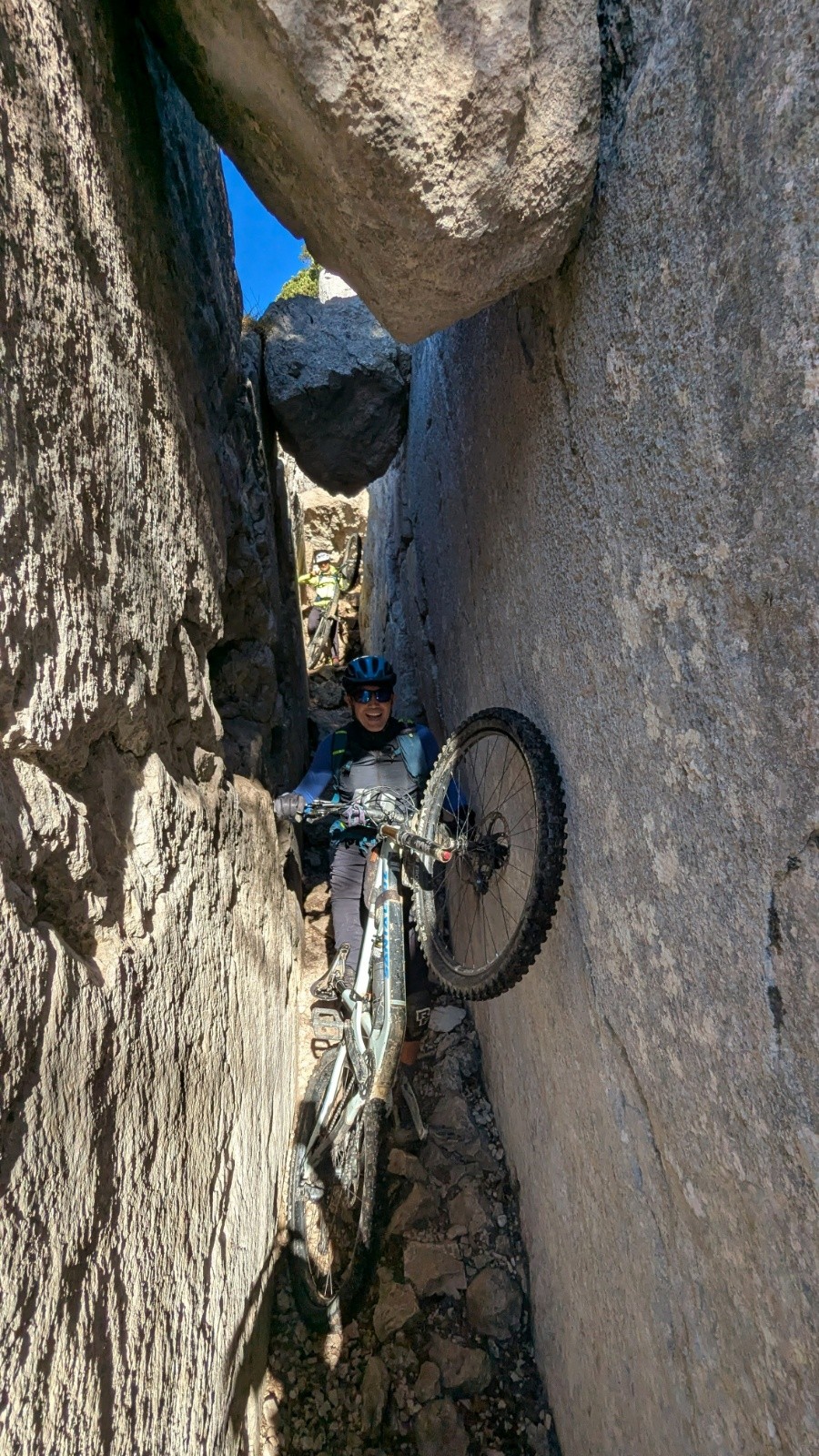  Attention les cailloux sur la tête