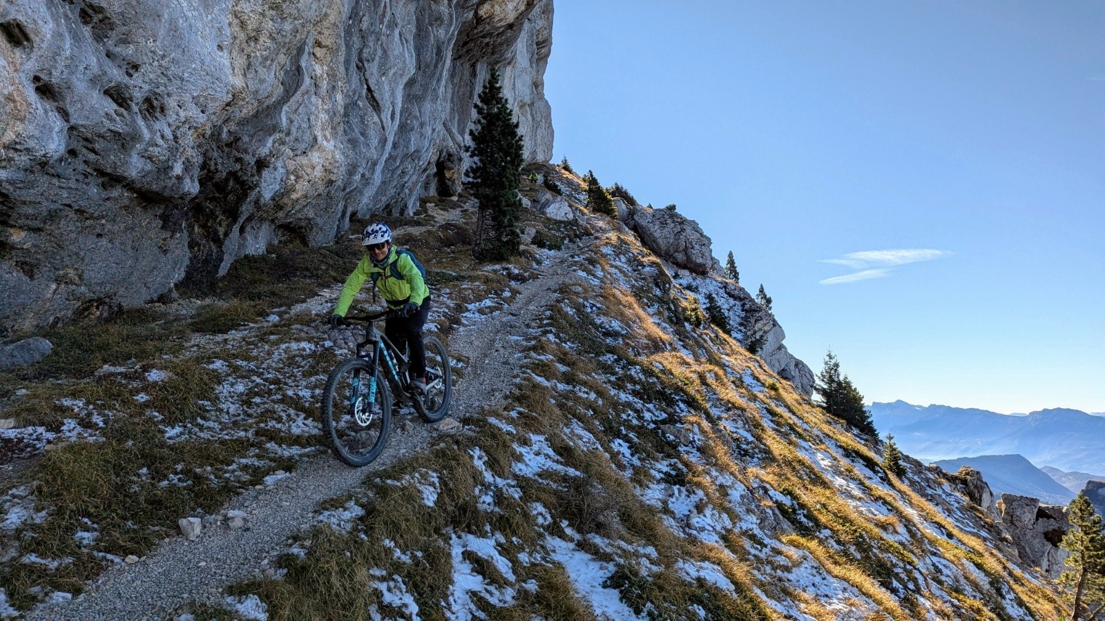 Au milieu des voies d'escalade sur le sangle de la Barrère 