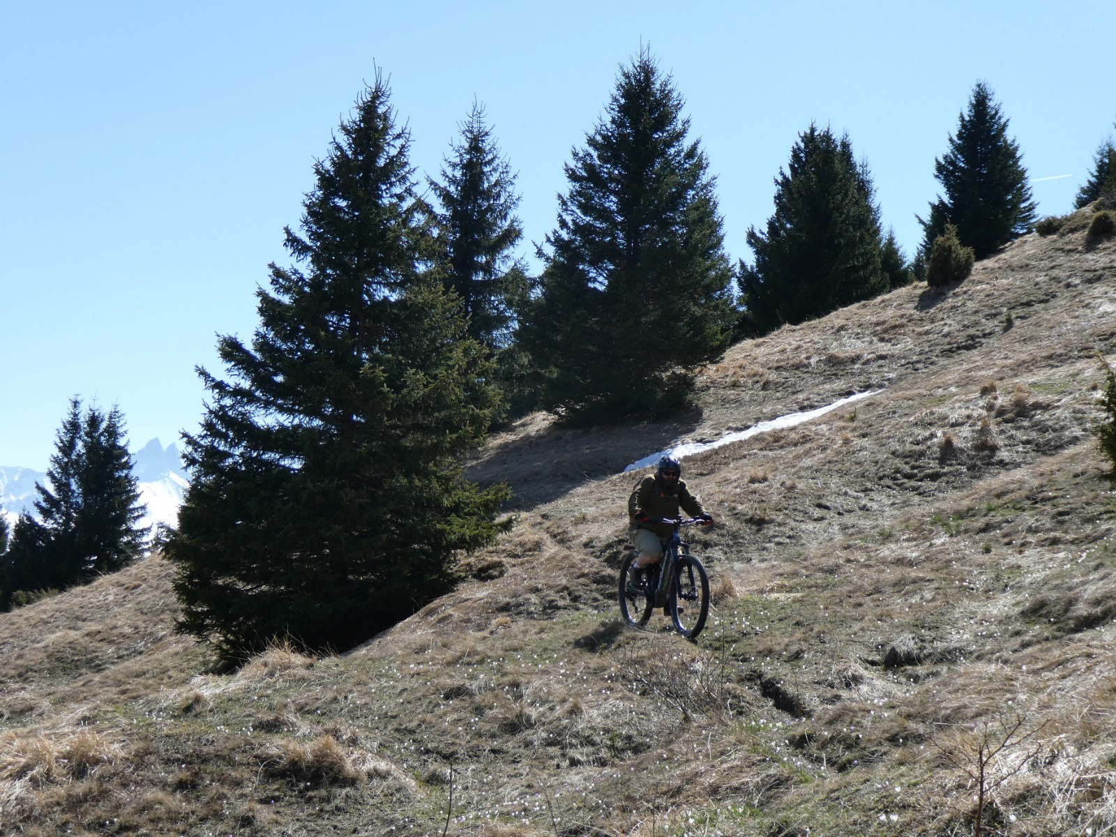 #15 La sente qui descend au col de Chaussy La sente qui descend au col de Chaussy