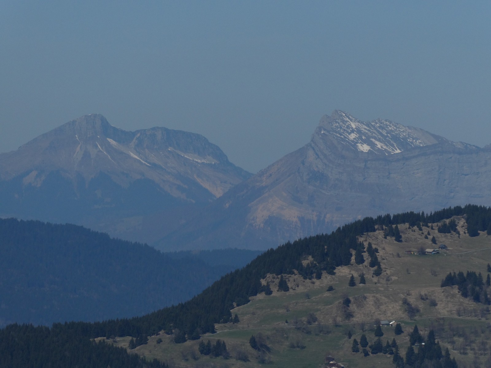 #7 Au fond, les Bauges, Arclusaz et Colombier Au fond, les Bauges, Arclusaz et Colombier