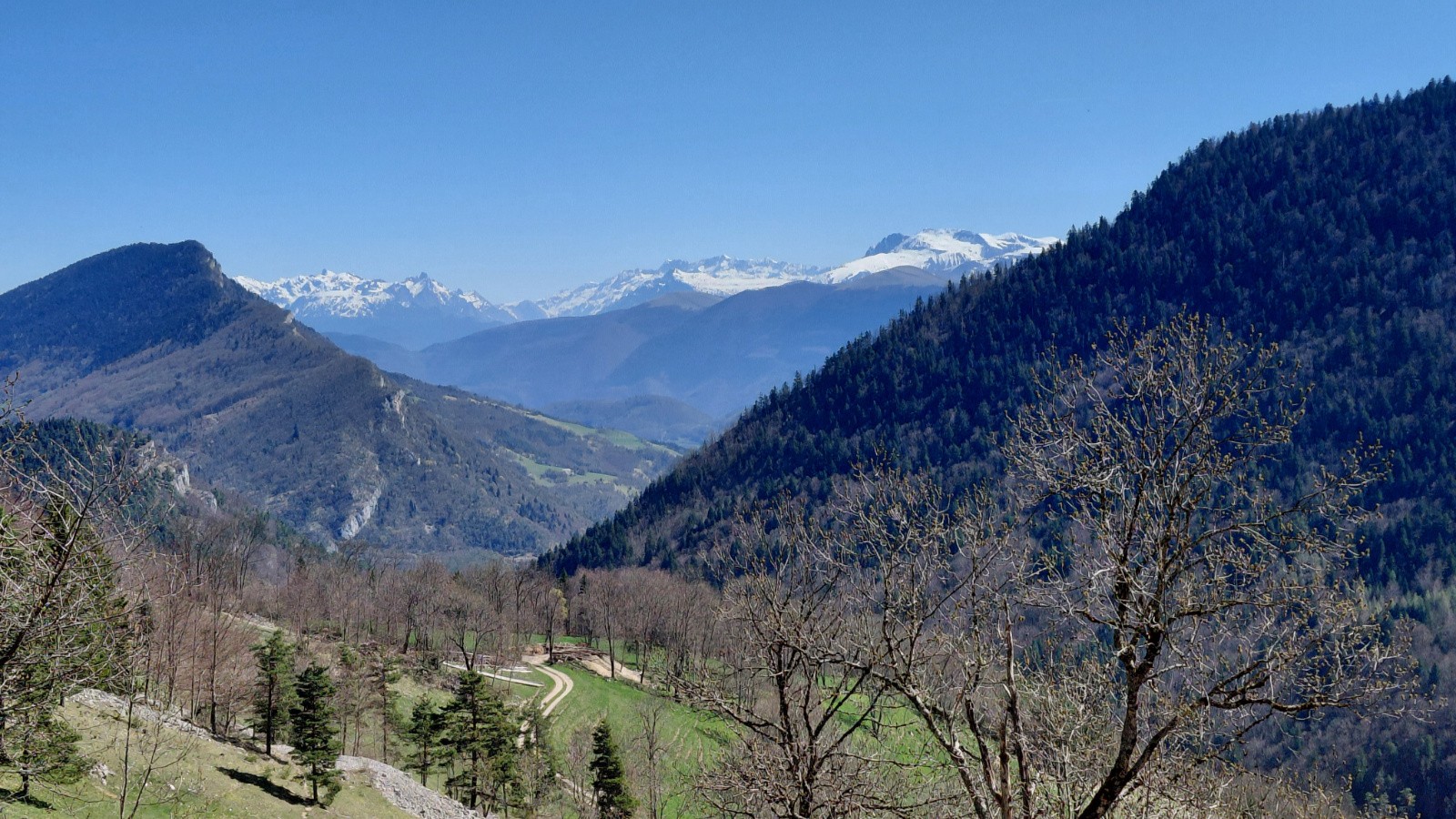 #3 Au fond à droite Crête de Brouffier et Taillefer Au fond à droite Crête de Brouffier et Taillefer