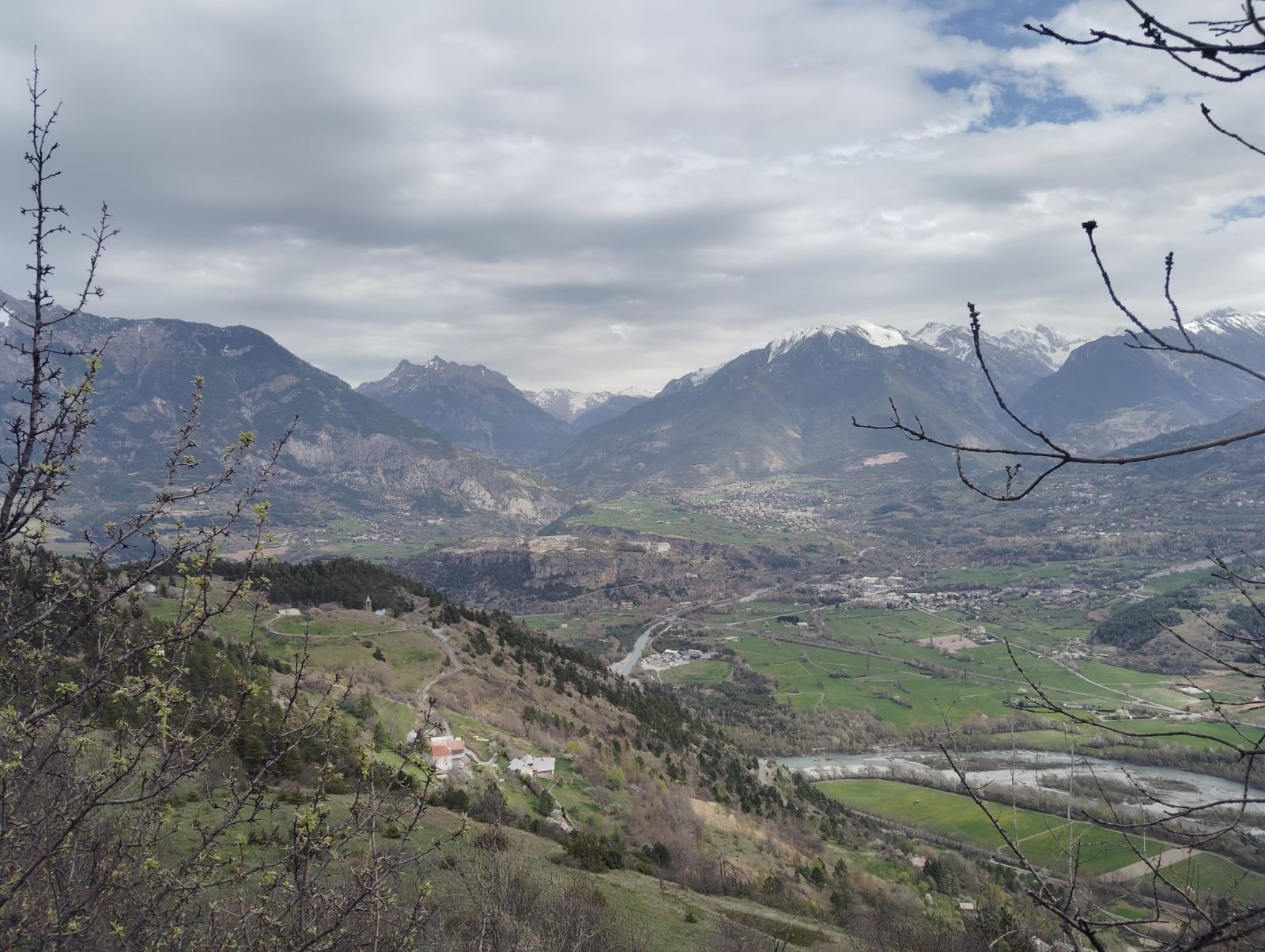 #6 Montée à l Montée à l'antenne de Réotier et vue sur le secteur de la 1ère boucle