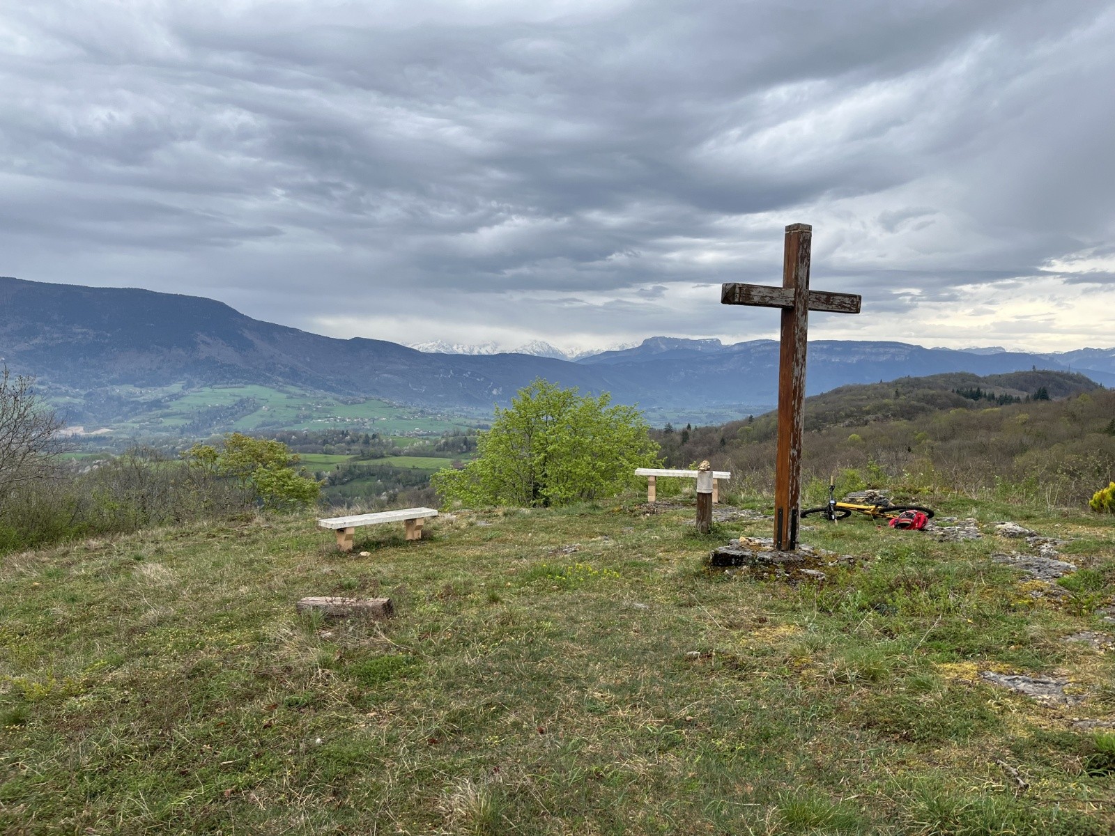 #3 Vue sur le Granier depuis le belvedère alt 834 sous le col de Mont Tournier Vue sur le Granier depuis le belvedère alt 834 sous le col de Mont Tournier