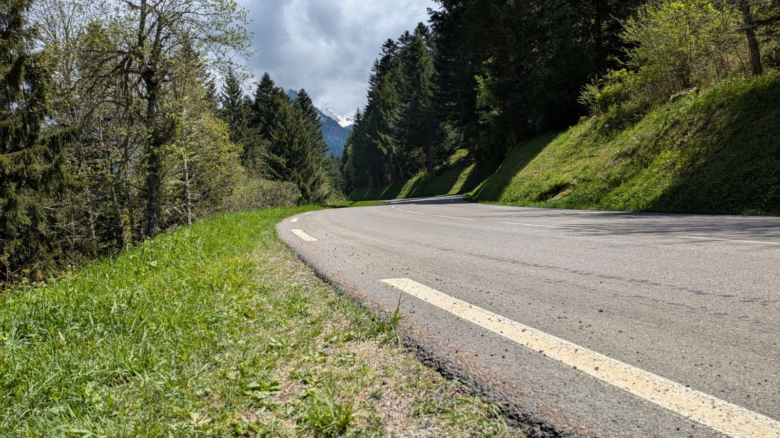 #10 belle route bien refaite, les longboards sont avertis (hein christophe) belle route bien refaite, les longboards sont avertis (hein christophe)
