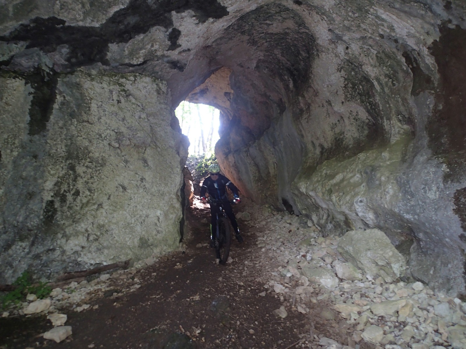 #4 Le passage dans la "Roche percée", qui est ... percée ! Le passage dans la \