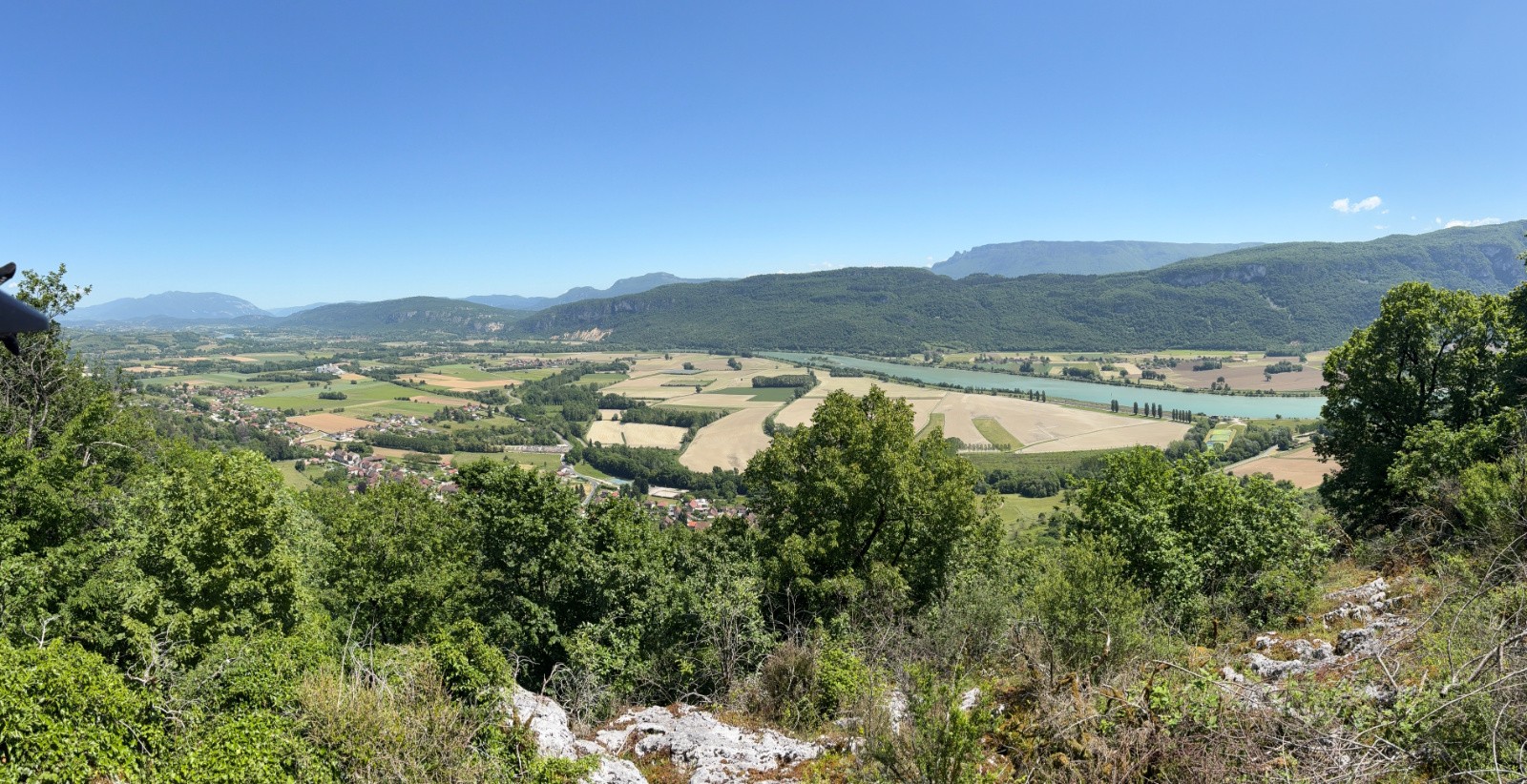 #14 Le belvédère de "Pierre du Regardeur" offre une vue sur la vallée du Rhône ! Le belvédère de \