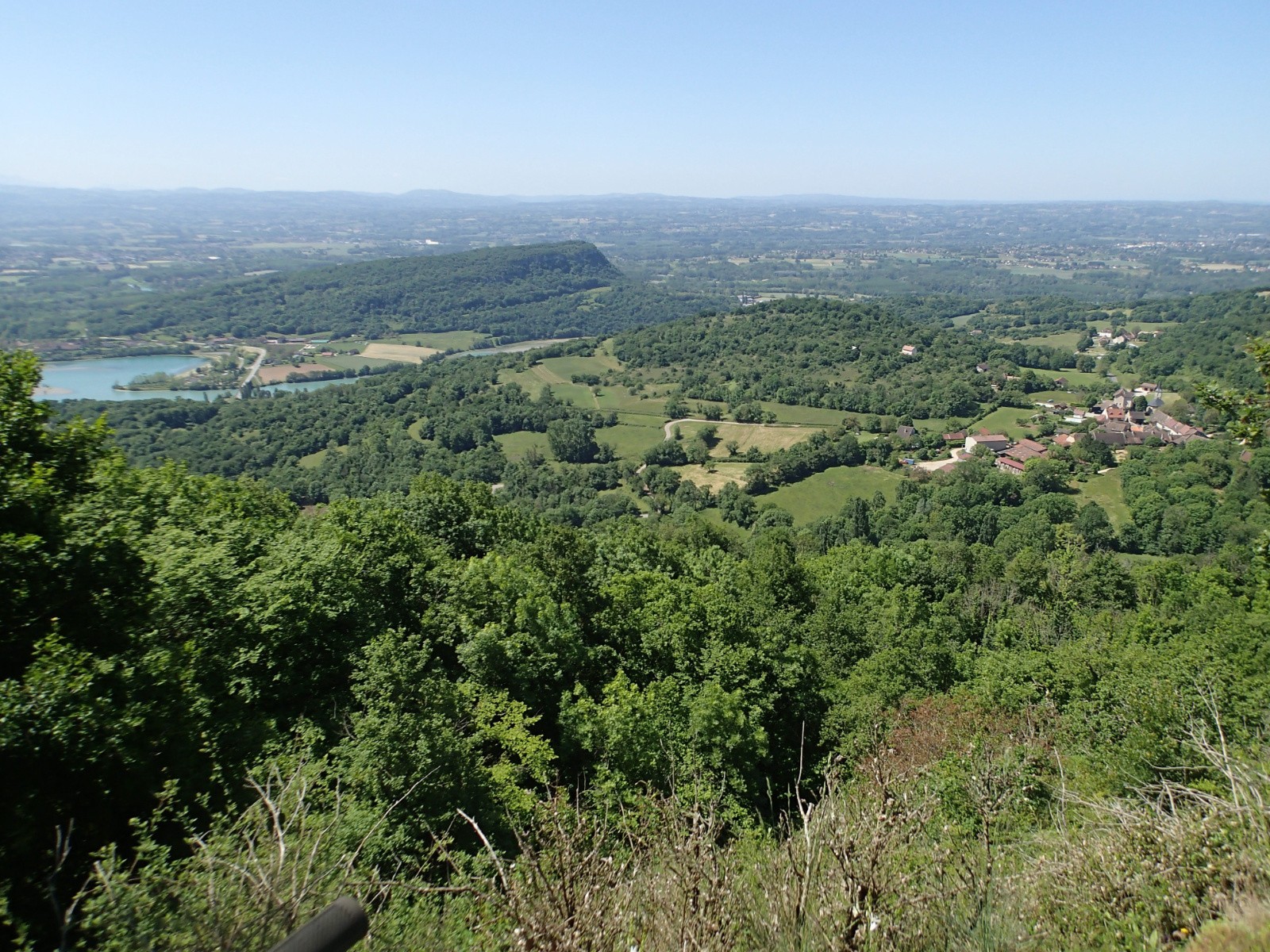 #11 On s On s'élève rapidement au dessus d'Izieu et de la vallée du Rhône...