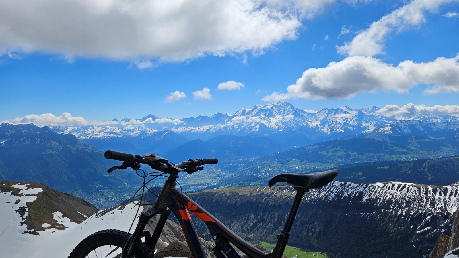 #7 Entre le Garmin scotché et la selle, vue sur le Mt Blanc. Entre le Garmin scotché et la selle, vue sur le Mt Blanc.