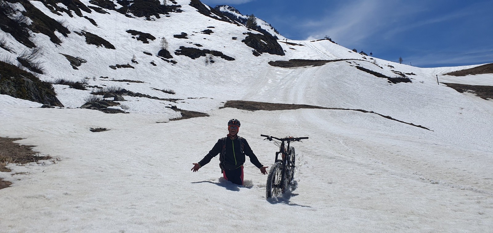 En descendant du VTT, je suis tombé dans un trou.