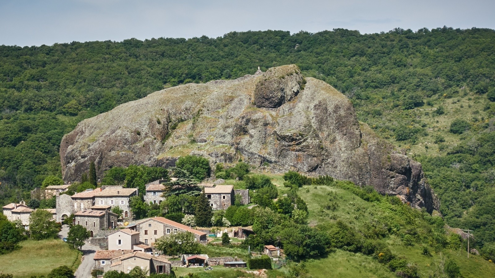 #27 Le neck plus ultra de Sceautres ! Le village est adossé à son rocher emblématique. Cette cheminée volcanique, dégagée de sa "gangue", par le jeu de l Le neck plus ultra de Sceautres ! Le village est adossé à son rocher emblématique. Cette cheminée volcanique, dégagée de sa \
