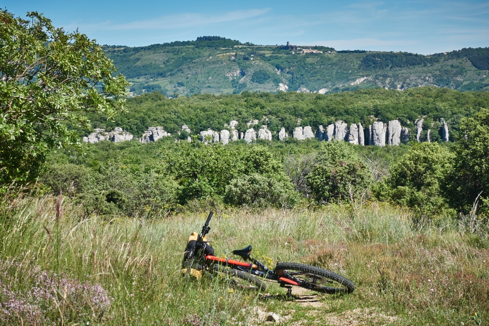 #10 En approche de la Louyre, les calcaires secondaires (avec ses voies d En approche de la Louyre, les calcaires secondaires (avec ses voies d'escalade) et au fond le plateau basaltique, sur le lequel est implanté le village de St Laurent.