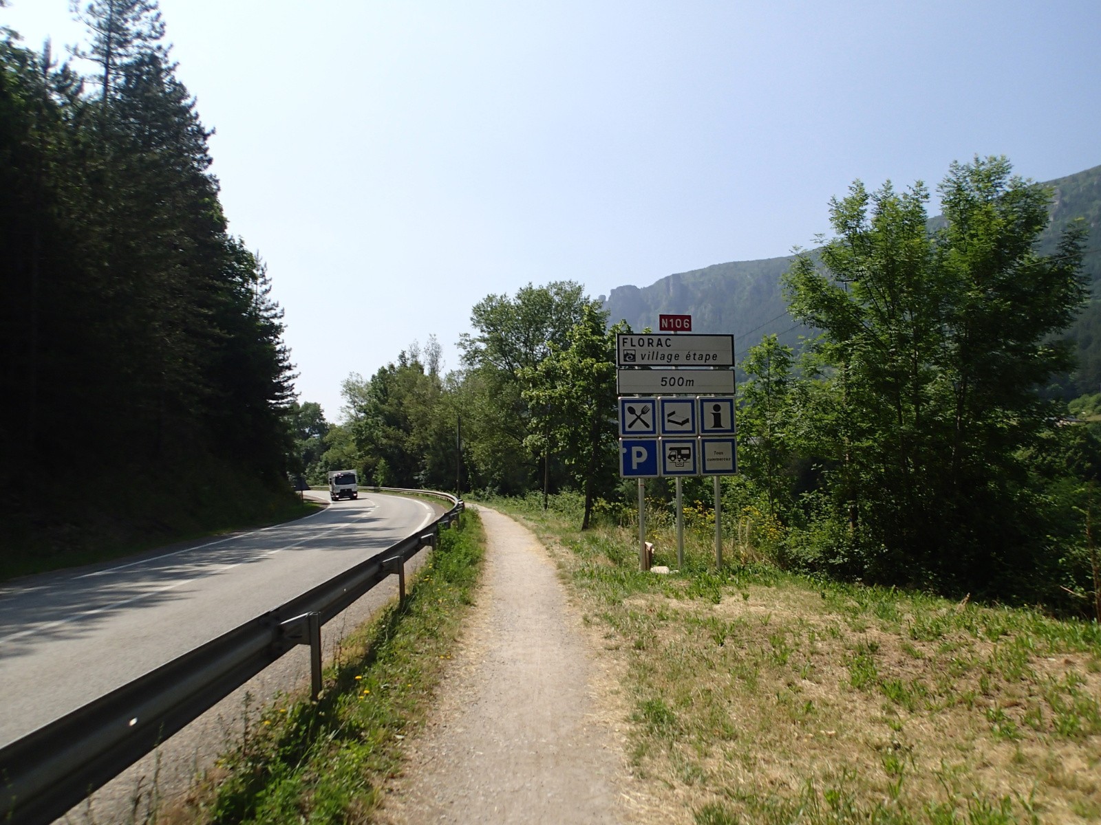 #63 Florac, le GR736 borde la route... Florac, le GR736 borde la route...