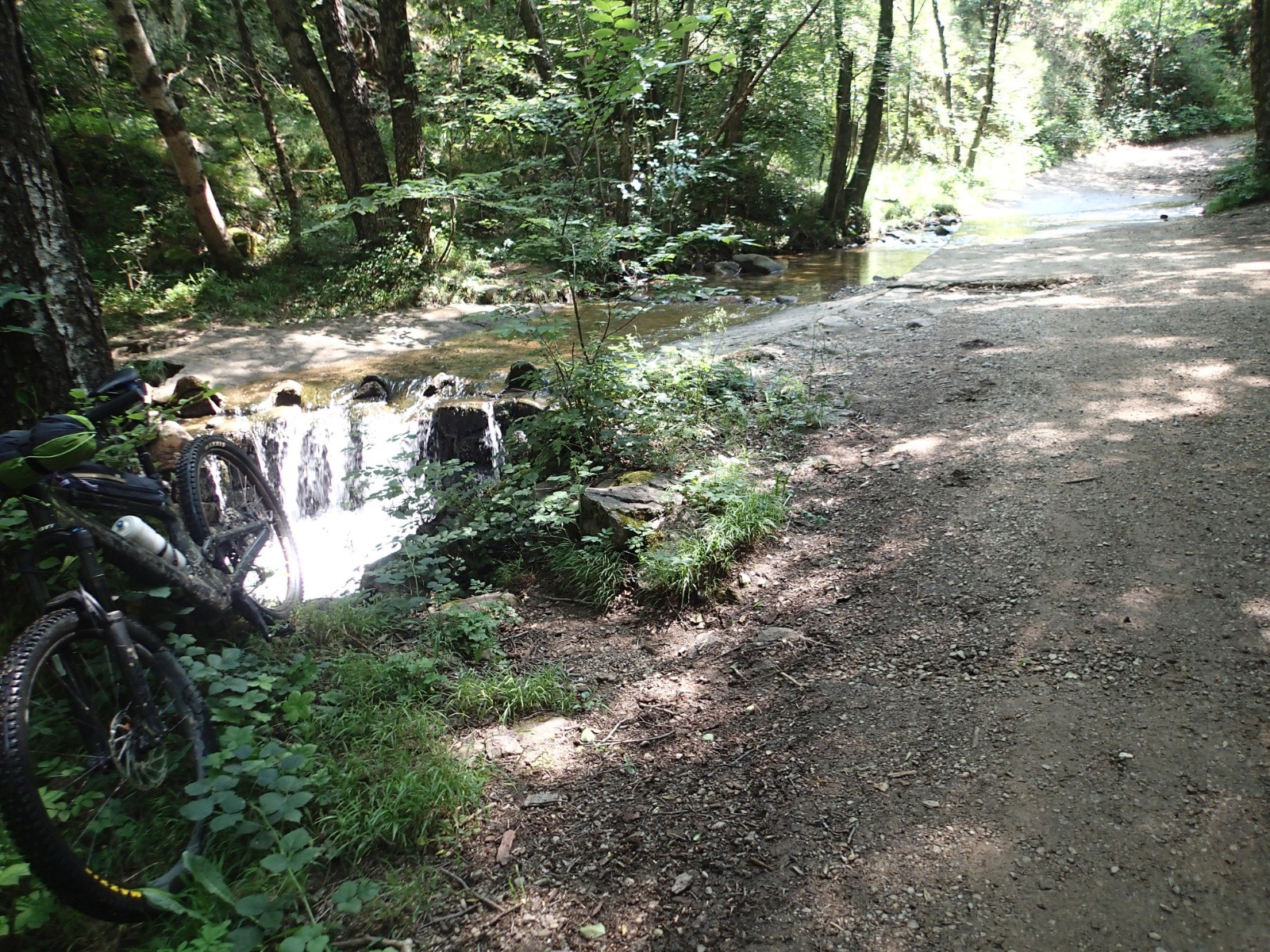 #62 Gué bien rafraichissant dans la descente vers Bédouès... Gué bien rafraichissant dans la descente vers Bédouès...