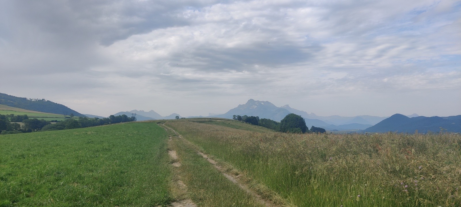 Obiou en fond sur le chemin de Fugières